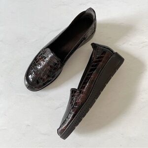 Stuart Weitzman Brown Patent Leather Shock Absorbing Croc Embossed Loafers 8N